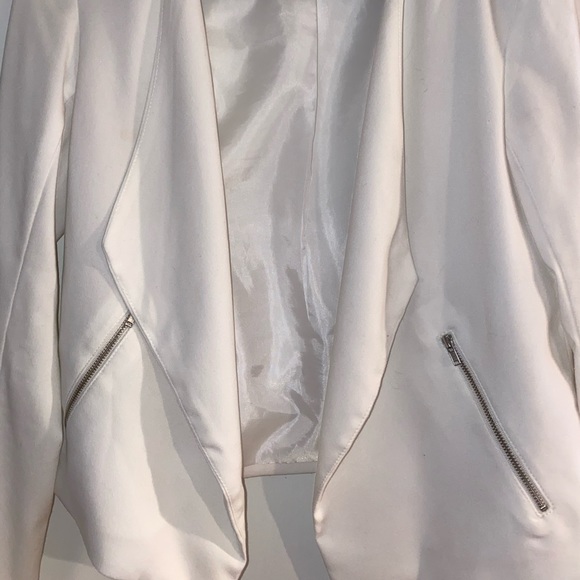 Small white blazer - Picture 2 of 2